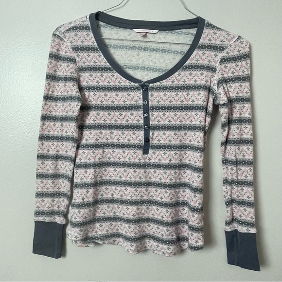 Victoria’s Secret Thermal V-Neck Shirt with Snowflake Design – XS - Picture 1 of 8